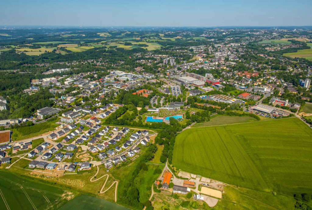 Luftaufnahme von Heiligenhaus, umgeben von Feldern und Wald