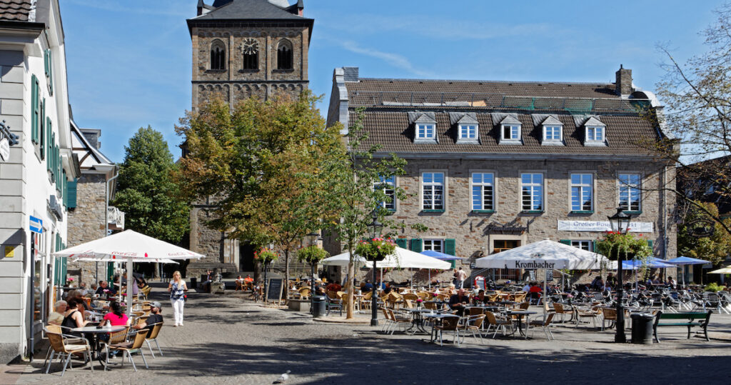Der Marktplatz in der Ratinger Altstadt mit Cafés